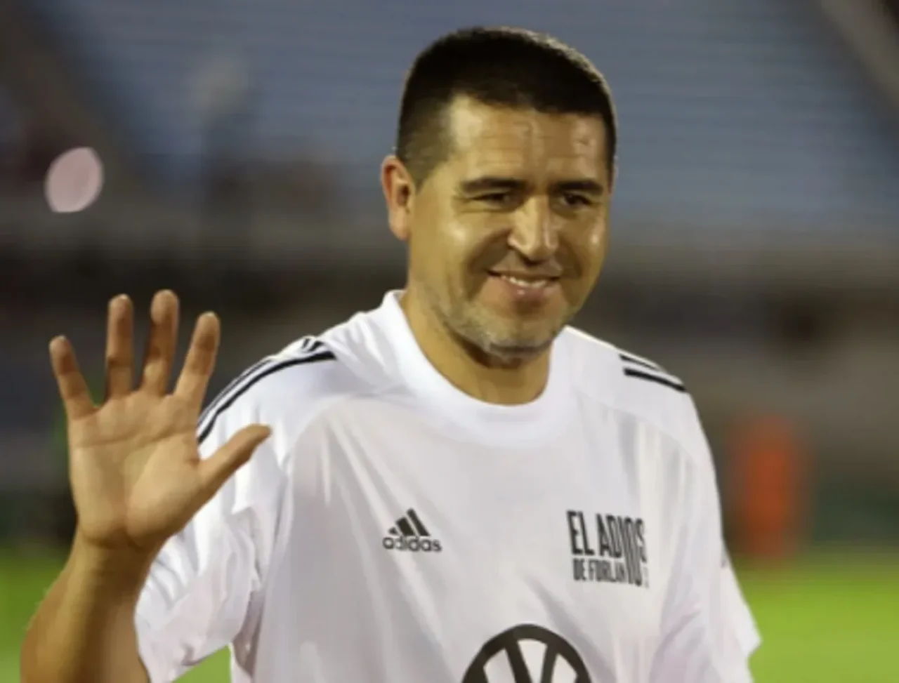 Boca busca un central de urgencia y hay una fuerte diferencia entre Riquelme y Arruabarrena